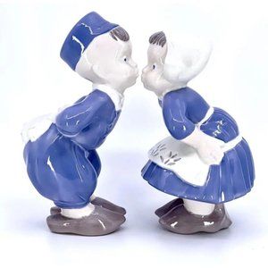 Vtg Kissing Boy Girl Dutch Clogs Blue MCM Figurine Statue Hand Painted HTF 6”Set